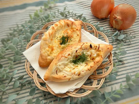オニオンとチーズをのせたボート型の惣菜パン