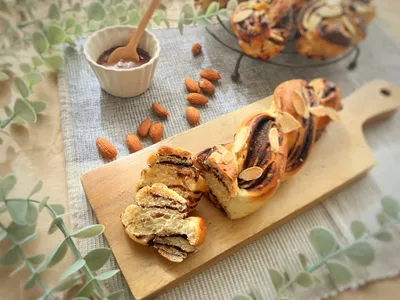チョコを折り込んで編んだパンの断面