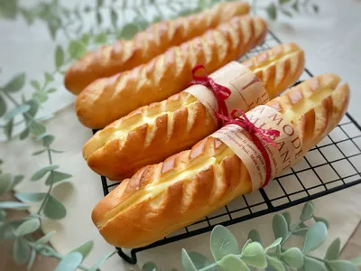 紙で包んだチーズ入りのソフトスティックパン