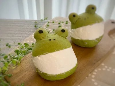 抹茶生地とクリームで作ったカエルの形のパン