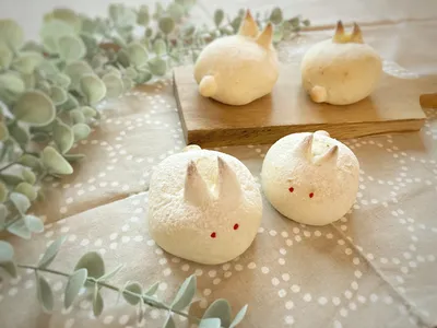 うさぎの形に成形した白い丸パン